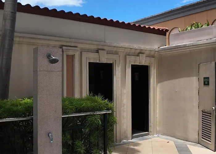 Venice Luxe Comfort, Pool , Sauna ,65-inch Netflix For 3 Guests Only *