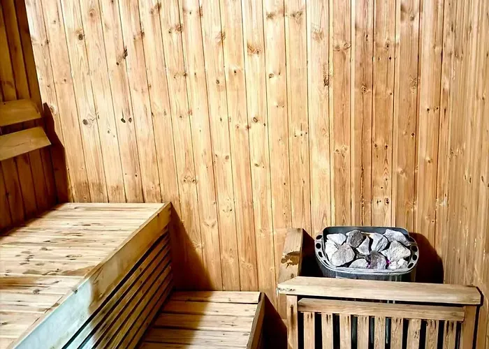 Venice Luxe Comfort, Pool , Sauna ,65-inch Netflix For 3 Guests Only *
