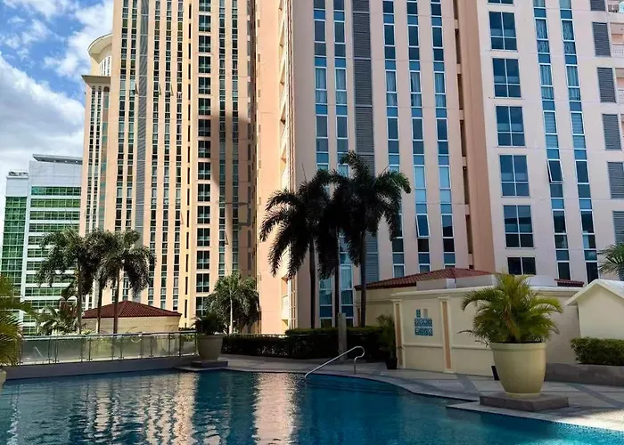 Venice Luxe Comfort, Pool , Sauna ,65-inch Netflix For 3 Guests Only * 马尼拉